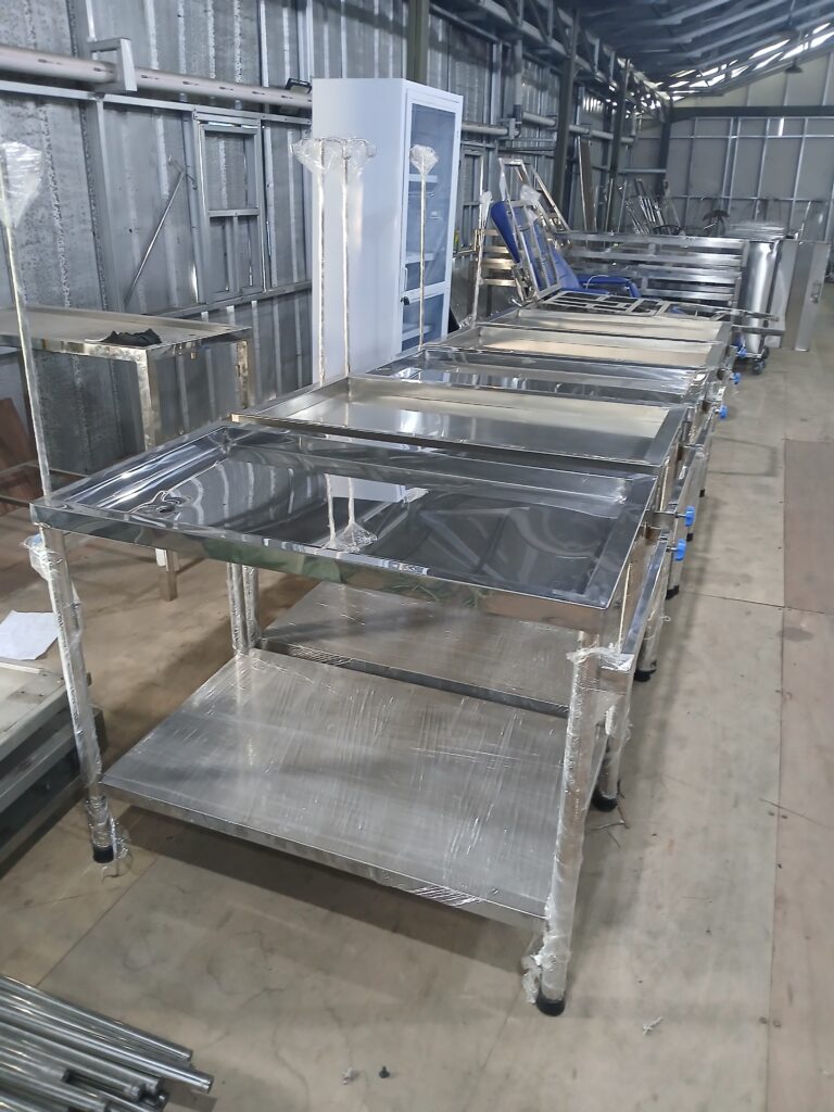 Meja Periksa Hewan Stainless